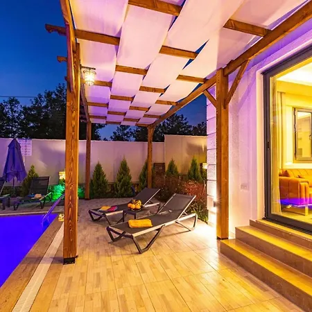 Villa Leona - 5 Bedroom In