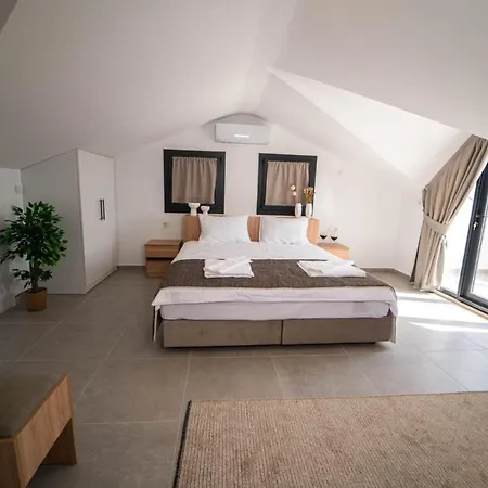 Villa Leona - 5 Bedroom In *