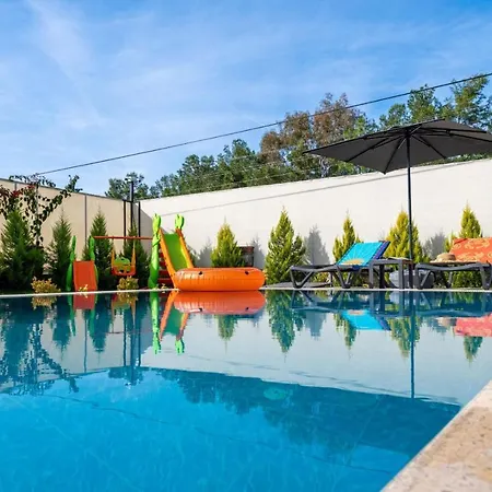 Villa Leona - 5 Bedroom In