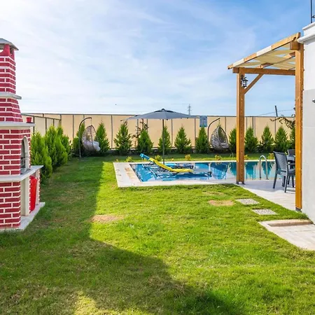 Villa Leona - 5 Bedroom In *